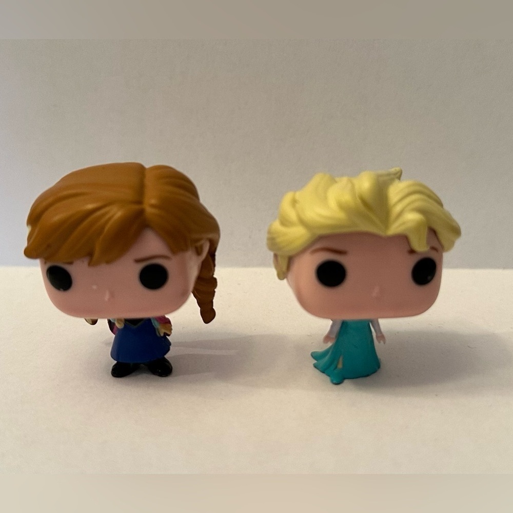 Ana and Elsa mini funko pops
Used condition